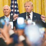 Un presidente contra las cuerdas. Donald Trump junto a su vicepresidente Mike Pence en la Casa Blanca