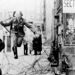 Una magen icónica: Conrad Schumann, el primer soldado que saltó sobre los alambres del muro de Berlín; fue acosado y se suicidó en 1998