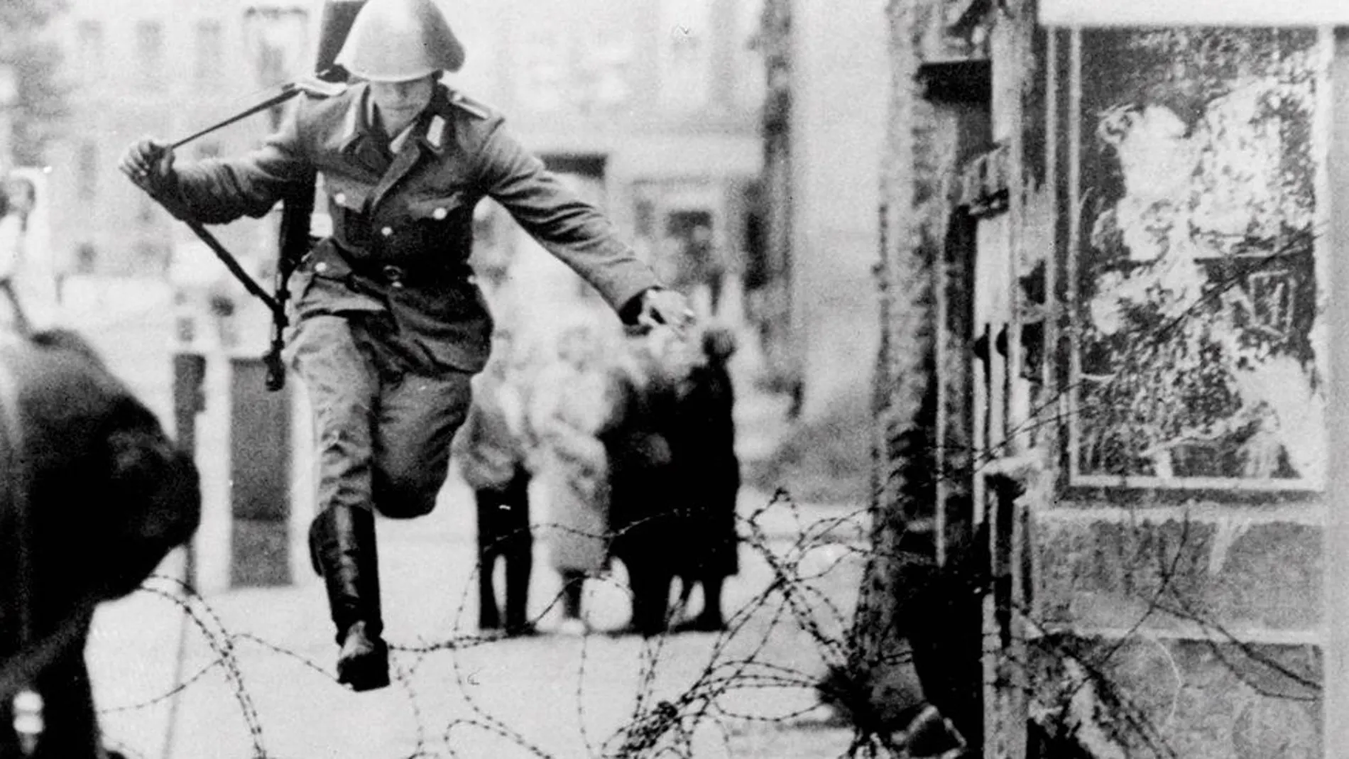 Una magen icónica: Conrad Schumann, el primer soldado que saltó sobre los alambres del muro de Berlín; fue acosado y se suicidó en 1998