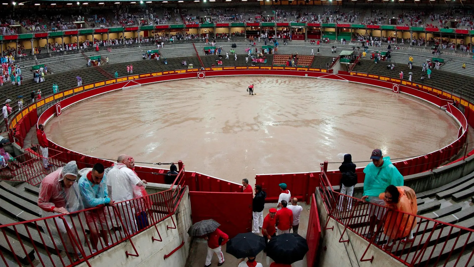 El ruedo de la Plaza de Toros de Pamplona encharcado, hoy, en la segunda corrida de toros de Sanfermines