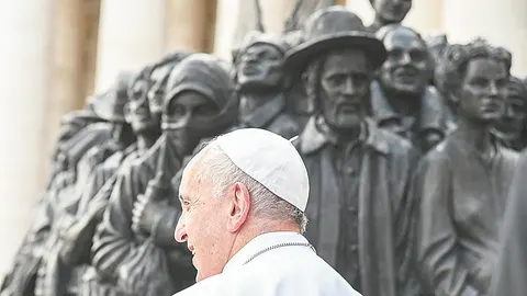 Francisco ante la escultura de bronce inaugurada hoy en la Plaza del Vaticano