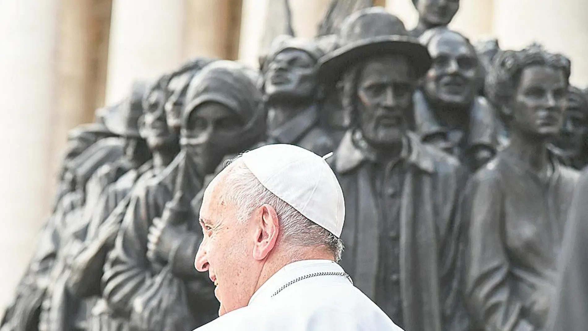 Francisco ante la escultura de bronce inaugurada hoy en la Plaza del Vaticano