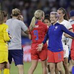 Rapinoe felicita a la portera Alyssa Naeher, tras el partido