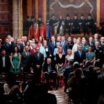 El presidente de la Generalitat, Ximo Puig, miembros del Consell y premiados durante la foto de familia tras el acto institucional del 9 d'Octubre, Día de la Comunidad Valenciana