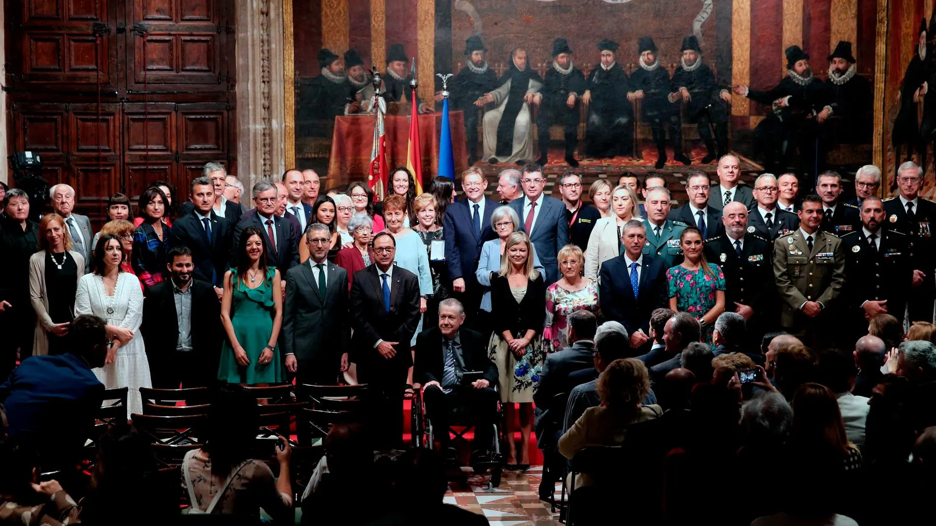 El presidente de la Generalitat, Ximo Puig, miembros del Consell y premiados durante la foto de familia tras el acto institucional del 9 d'Octubre, Día de la Comunidad Valenciana
