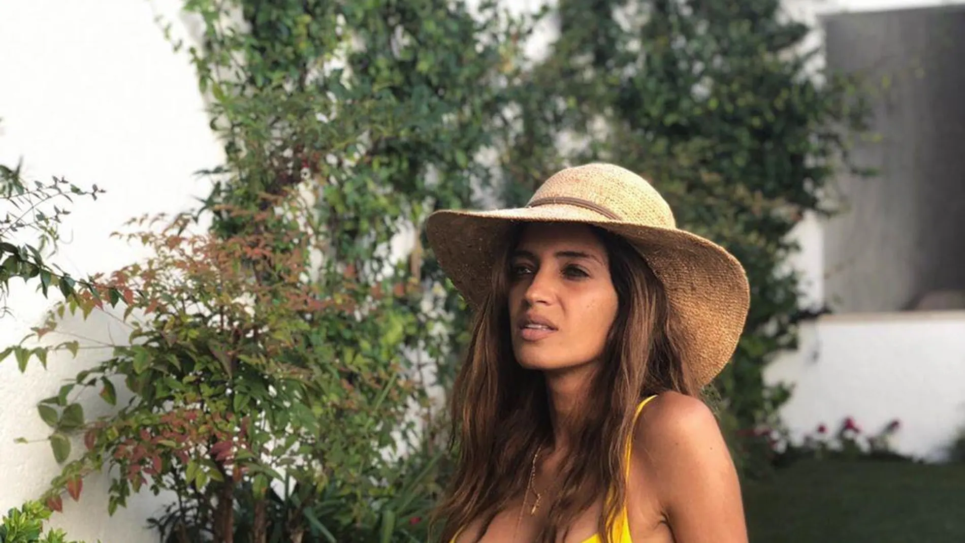Sara Carbonero arrasa en Instagram con este bañador amarillo de Calzedonia
