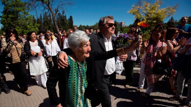 Ascension Mendieta logró exhumar a su padre en 2017 del cementerio de Guadalajara, en lo que fue el primer caso de la 'querella argentina' contra los crímenes del franquismo/Reuters