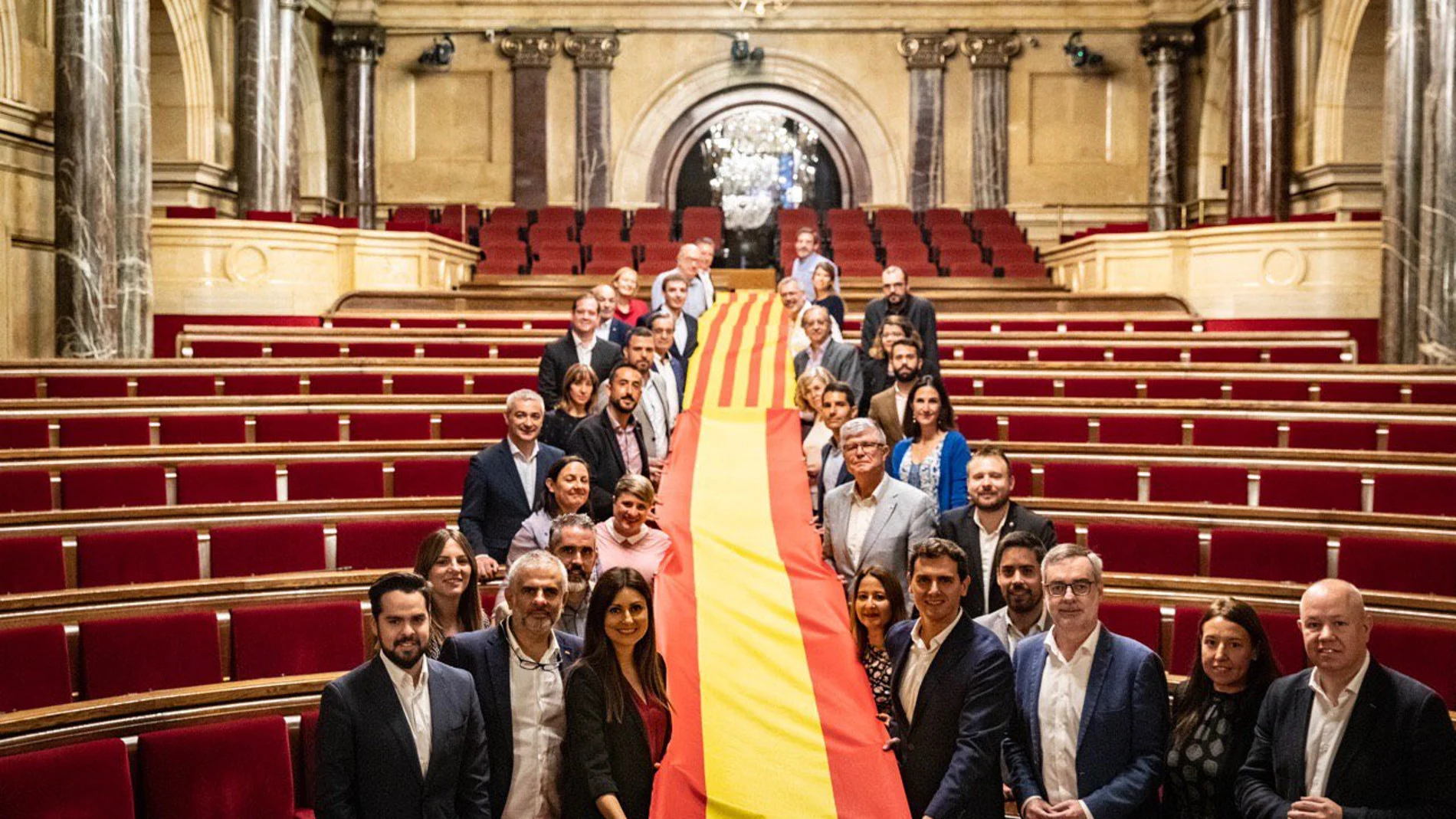 C’s desplegó una bandera española en el Parlament