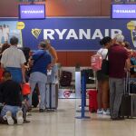 Pasajeros de la compañía Ryanair esperan en el Aeropuerto de El Prat