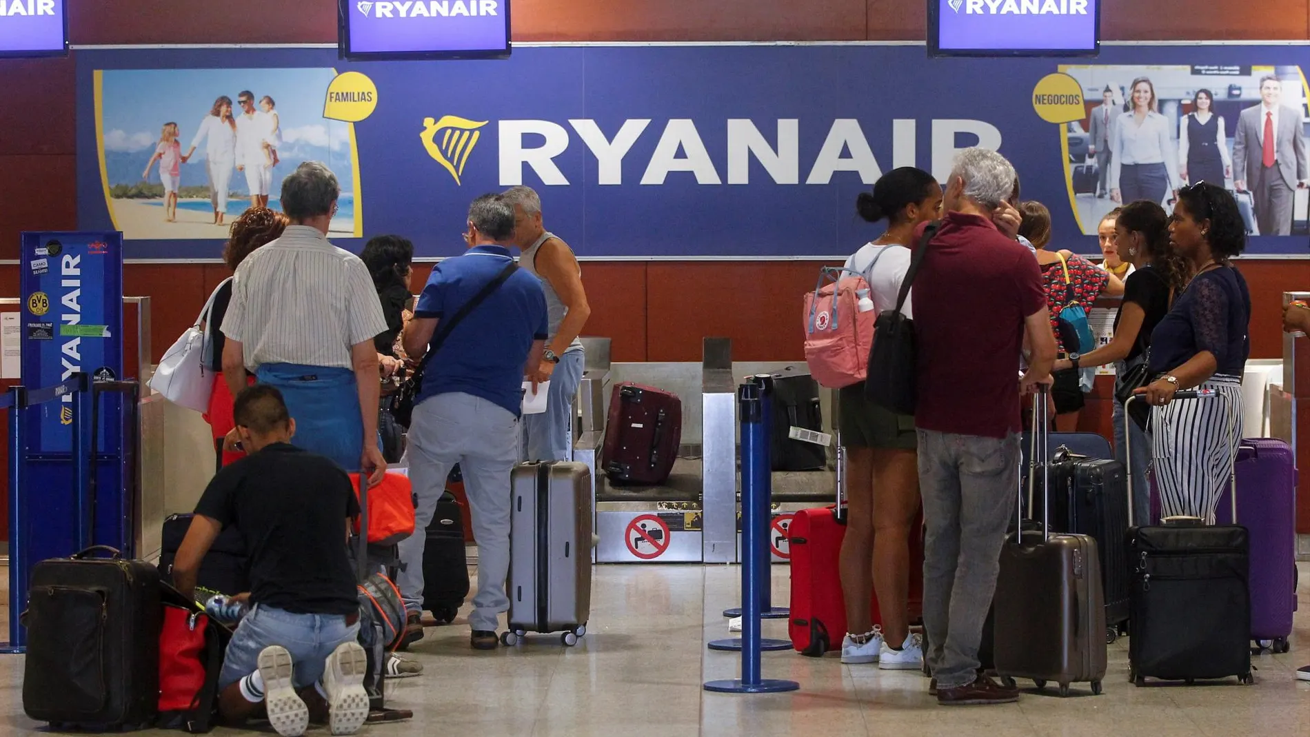 Pasajeros de la compañía Ryanair esperan en el Aeropuerto de El Prat