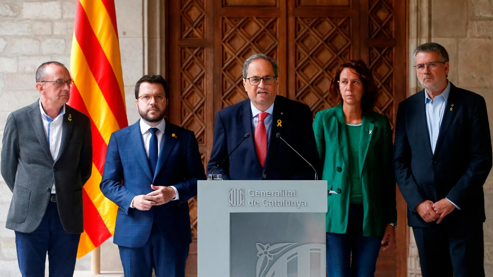 El presidente de la Generalitat, Quim Torra, junto a su vicepresidente, Pere Aragonés (2i), y los alcaldes de Girona, Marta Madrenas (2d), Tarragona, Pau Ricomà (d), y Lleida, Miquel Pueyo (i), durante su comparecencia.