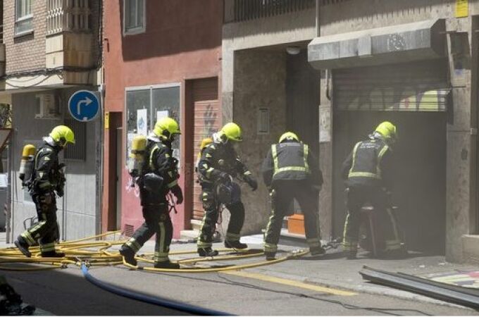 Los bomberos trabajan en el garaje donde se produjo la explosión