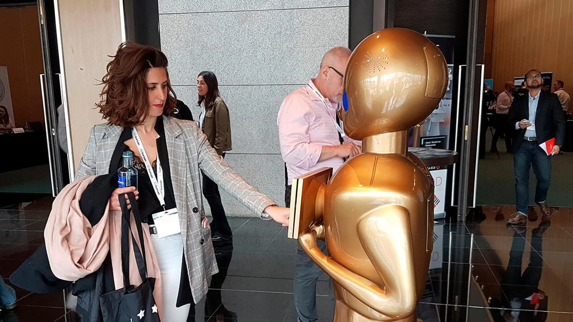 Así es el primer robot social español “plug&play” y con inteligencia artificial