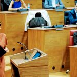 La socialista María Chivite, ayer, tras concluir su intervención en la Cámara navarra en la sesión de investidura / Efe