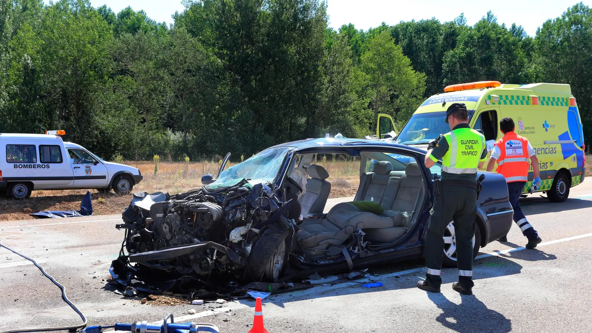 Choque frontal de dos turismos en el kilometro 22,300 de la CL-615, término de Paredes de Nava (Palenca) con el resultado de un fallecido y un herido grave