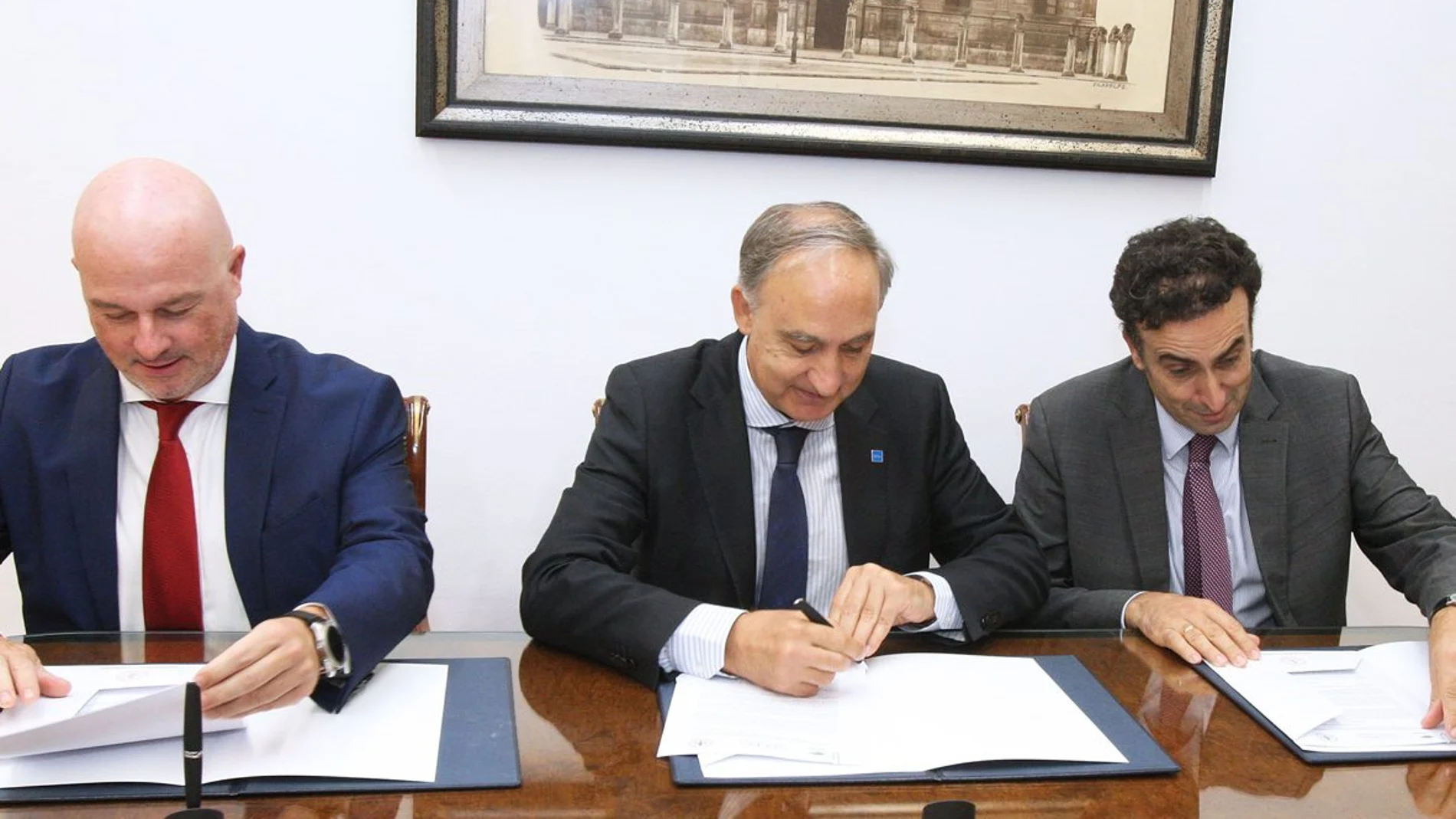 El rector Antonio Largo suscribe el acuerdo con Francisco Cabañas y José María López