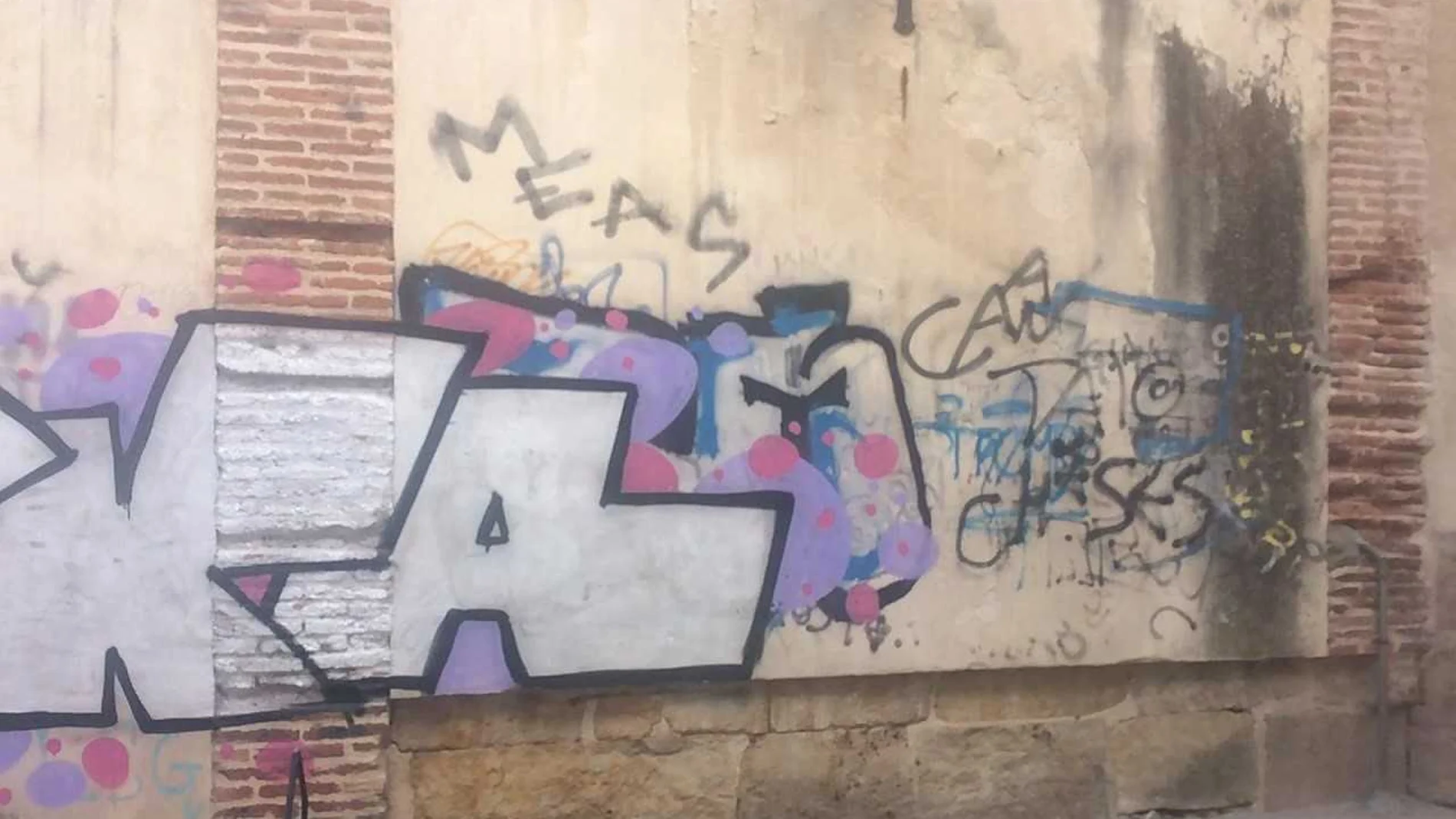 Una de las pintadas vandálicas limpiadas por el Ayuntamiento de Salamanca
