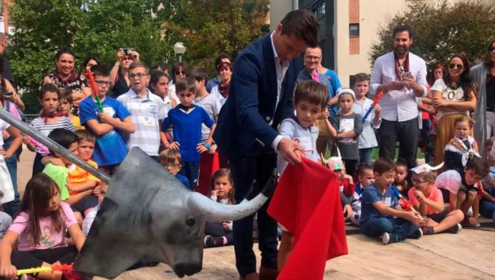 Los niños podrán torear de salón, como en esta imagen con Urdiales con la fundación Víctor Barrio