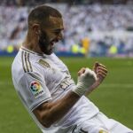 Benzema celebrando un gol contra el Real Madrid