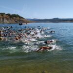 Más de 150 nadadores llegados de distintos puntos de Andalucía participaron el pasado domingo en la V Travesía solidaria Ciudad de Córdoba / Foto: La Razón