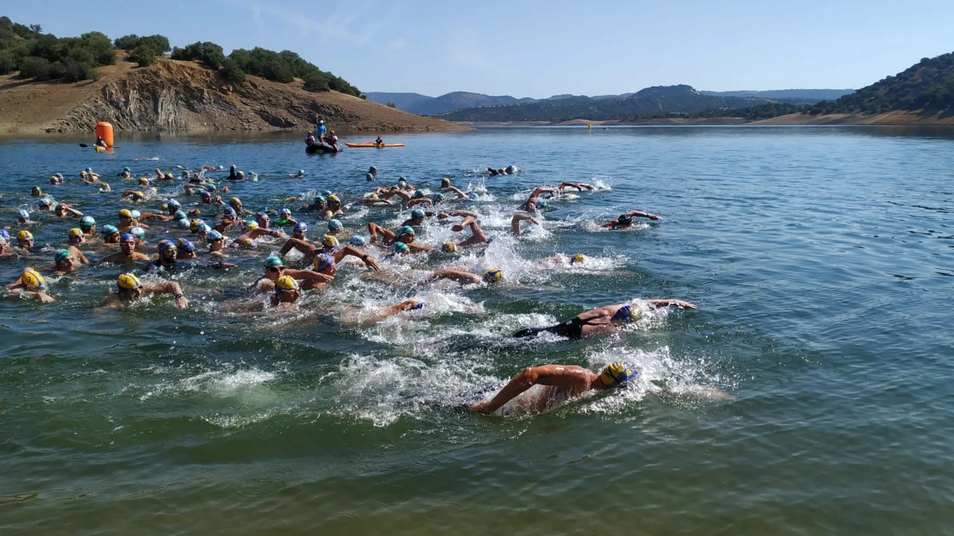 Más de 150 nadadores llegados de distintos puntos de Andalucía participaron el pasado domingo en la V Travesía solidaria Ciudad de Córdoba / Foto: La Razón