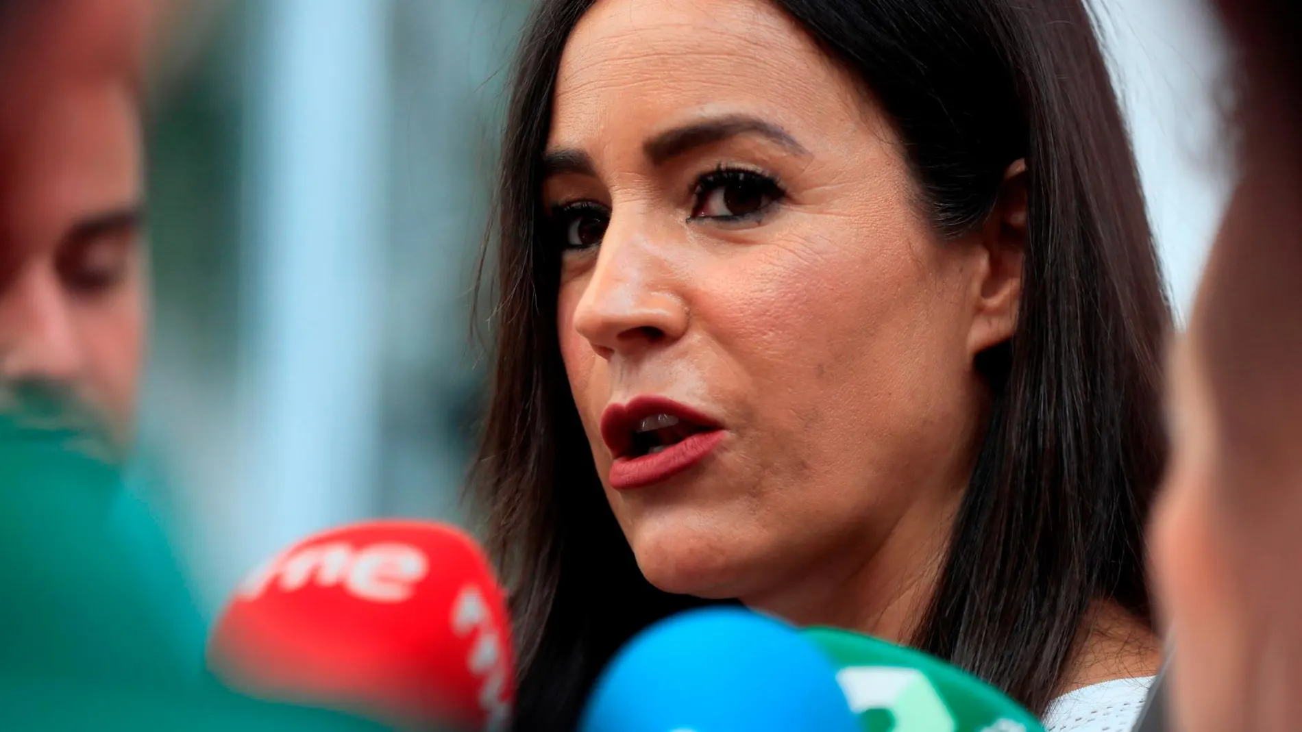 Begoña Villacís antes de acudir a la exposición “Con M de Mingote”
