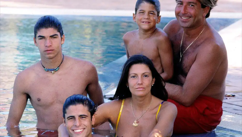 Carmen Ordóñez con sus tres hijos y Julián Contreras, cuando formaban una familia feliz.