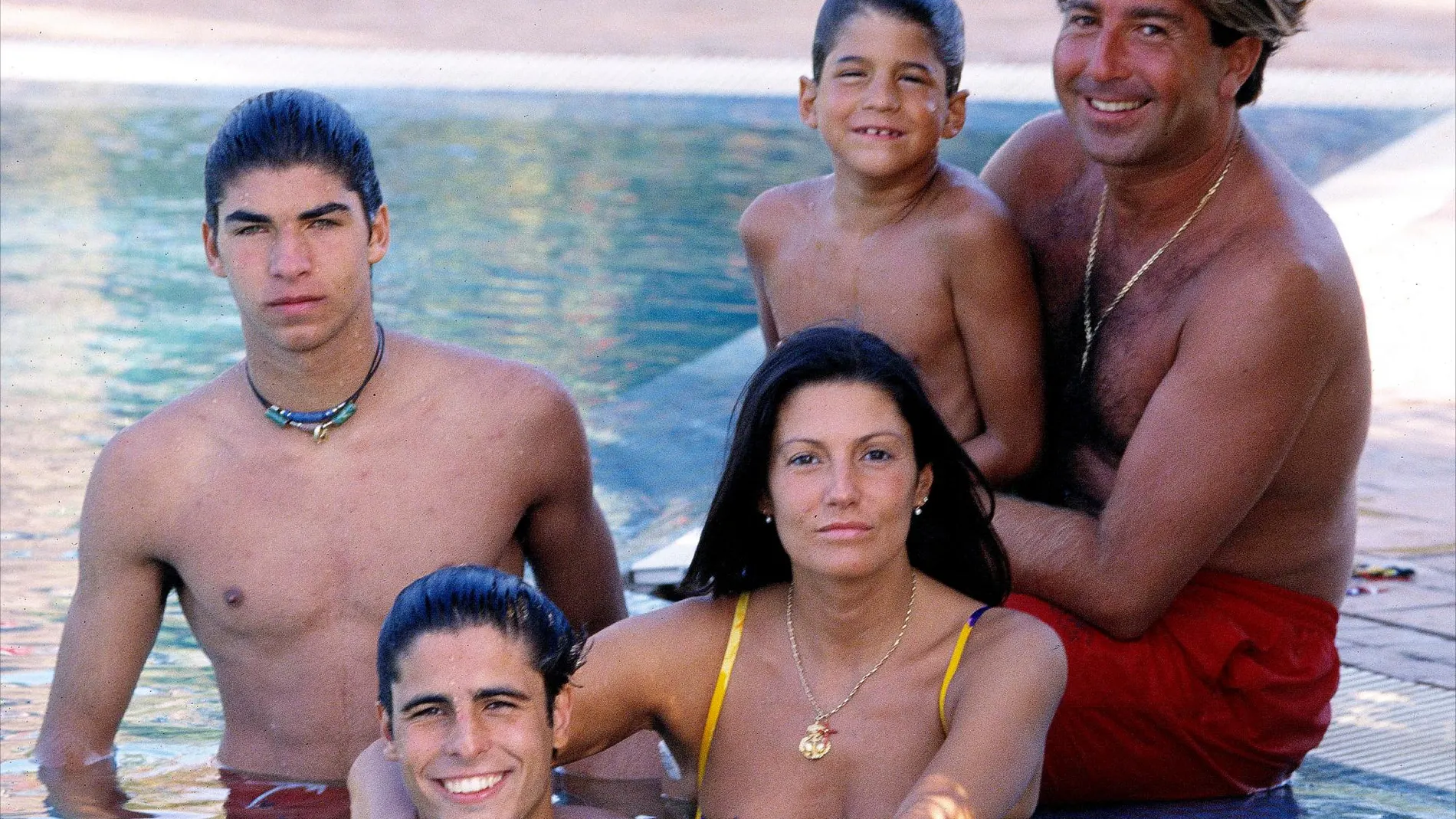 Carmen Ordóñez con sus tres hijos y Julián Contreras, cuando formaban una familia feliz.