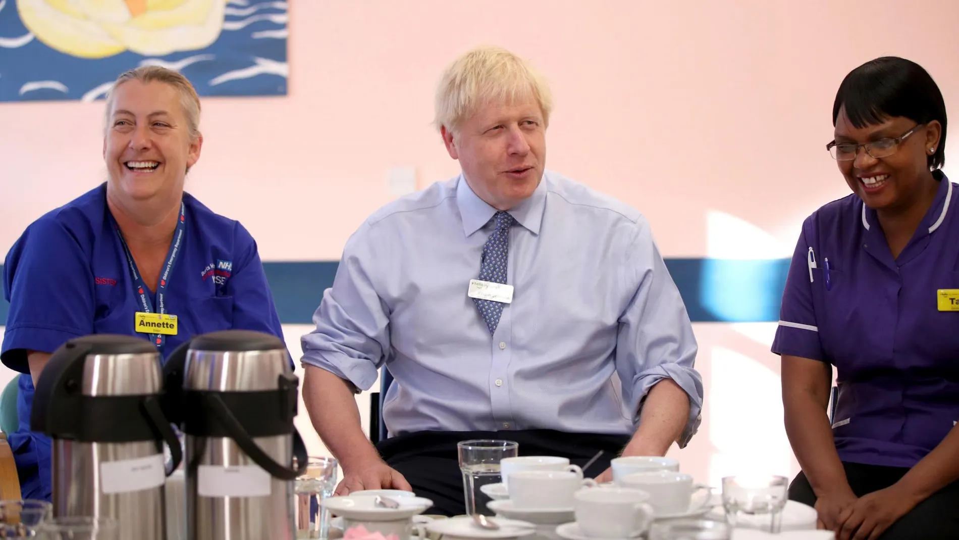Boris Johnson con dos trabajadores de un hospital de Londres/AP