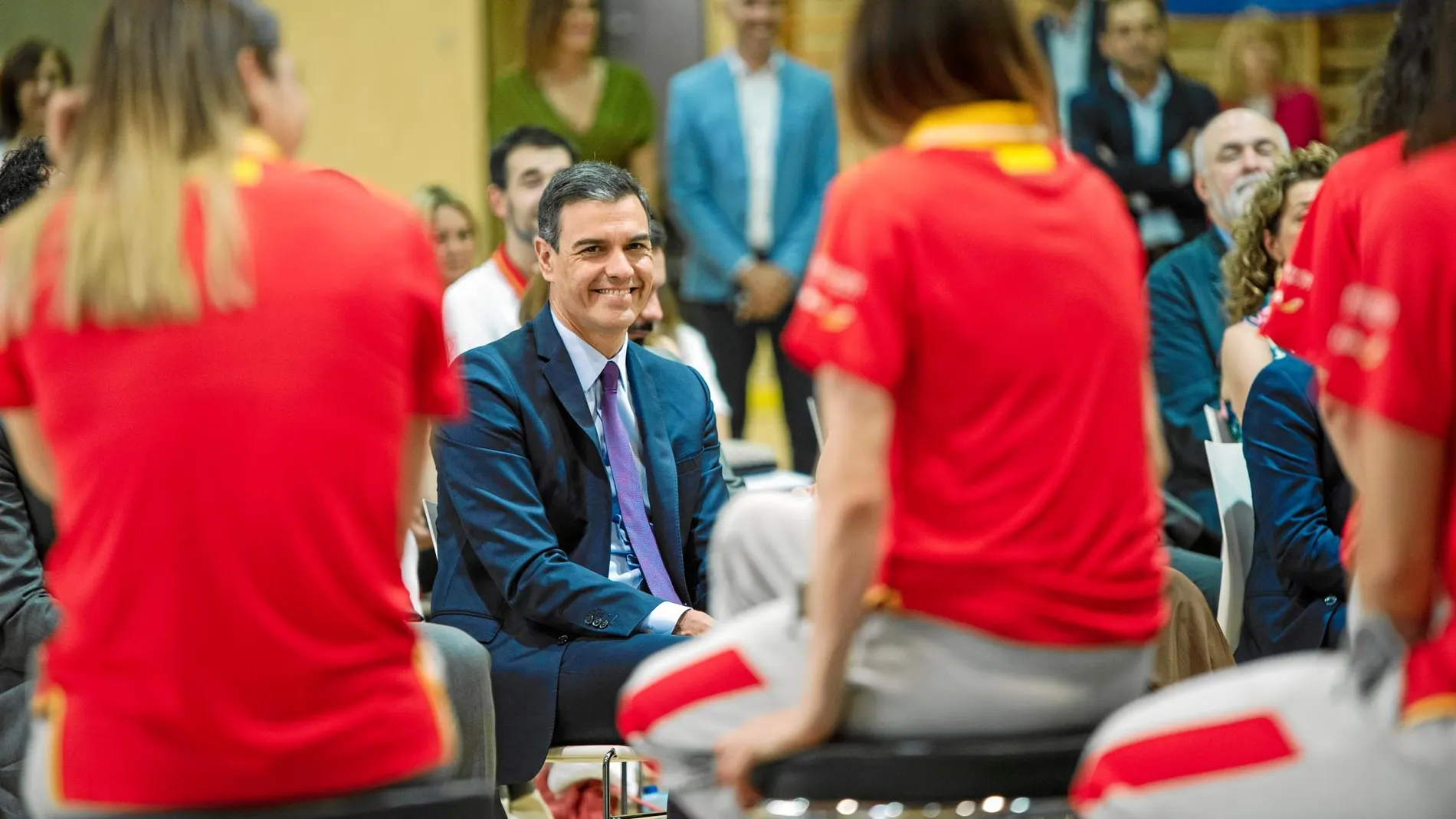 El presidente del Gobierno, Pedro Sánchez, asiste ayer a la despedida de la selección femenina de baloncesto. Foto: DAvid Jar