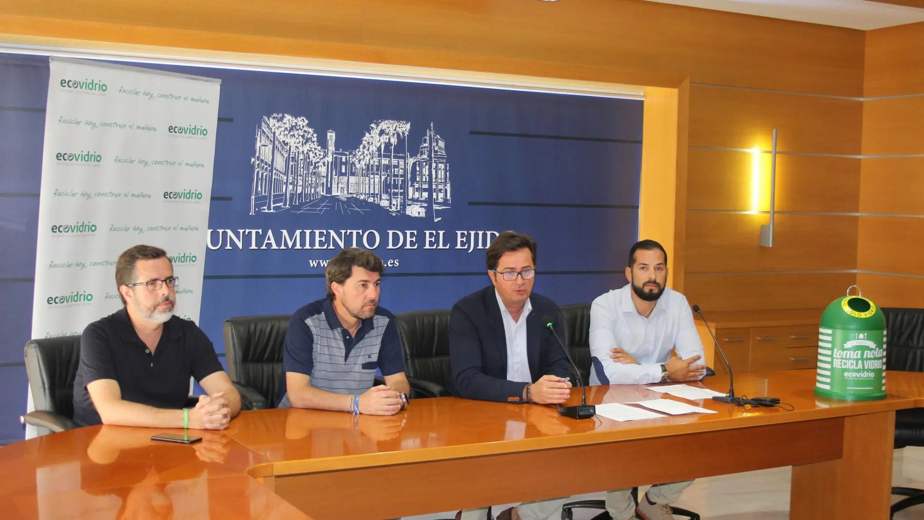 El alcalde de El Ejido, Francisco Góngora, e Iván González, técnico de Gerencia de Andalucía Oriental de Ecovidrio, han presentado la iniciativa ecologista, esta mañana en El Ejido / La Razón