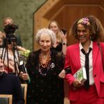 Margaret Atwood y Bernardine Evaristo, tras ser galardonadas