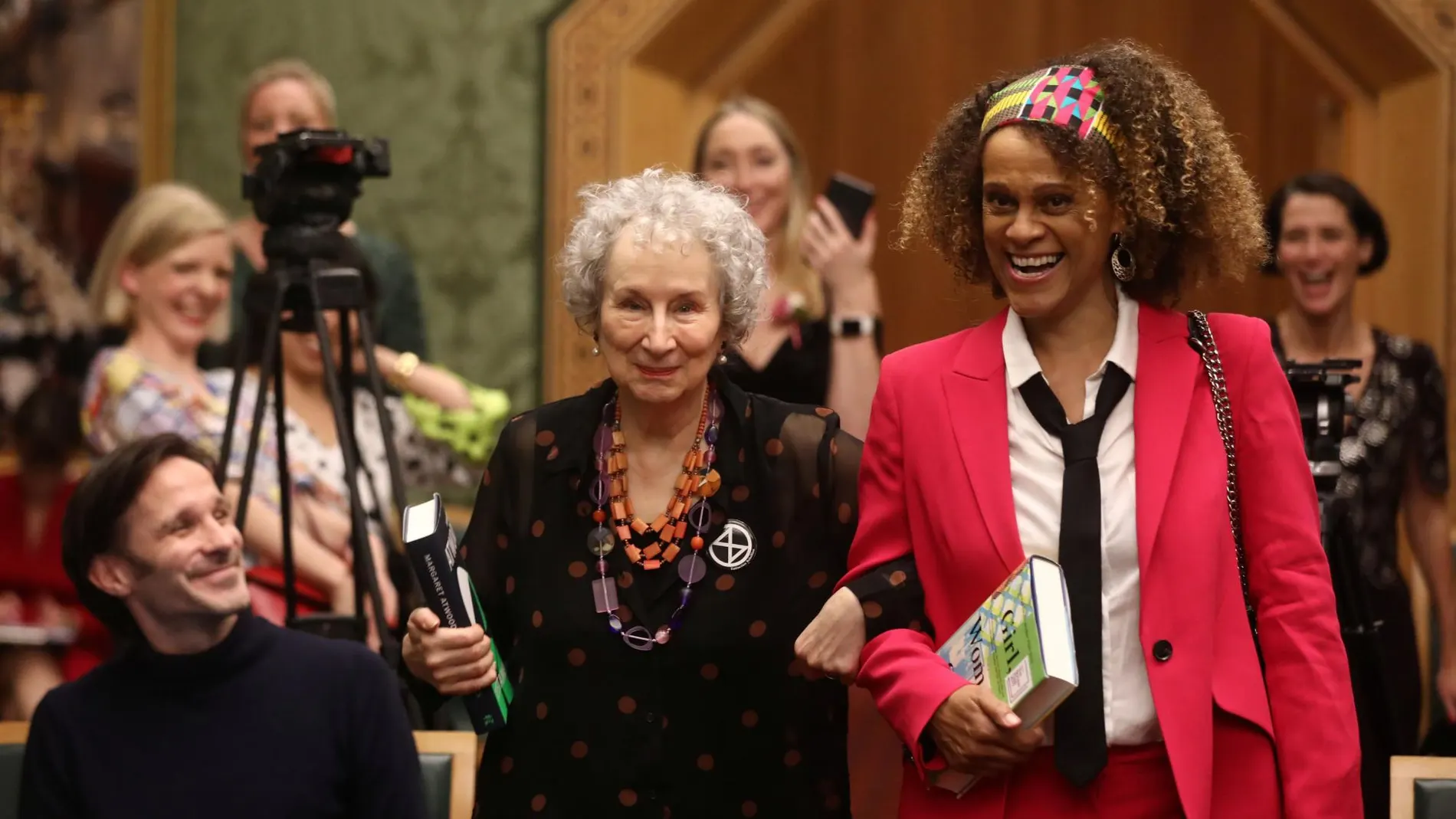Margaret Atwood y Bernardine Evaristo, tras ser galardonadas