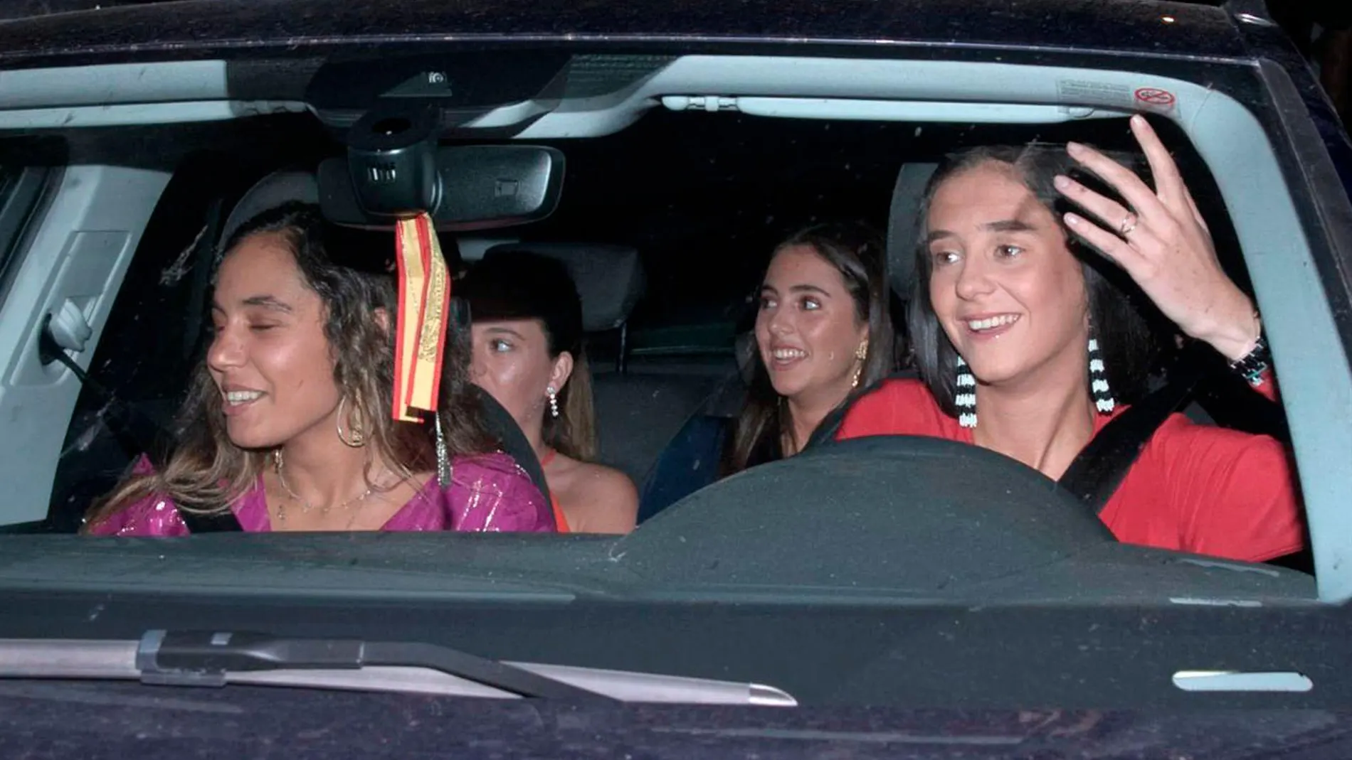 Victoria Federica junto a unas amigas. (Foto: JOSÉ OLIVA EUROPA PRESS)