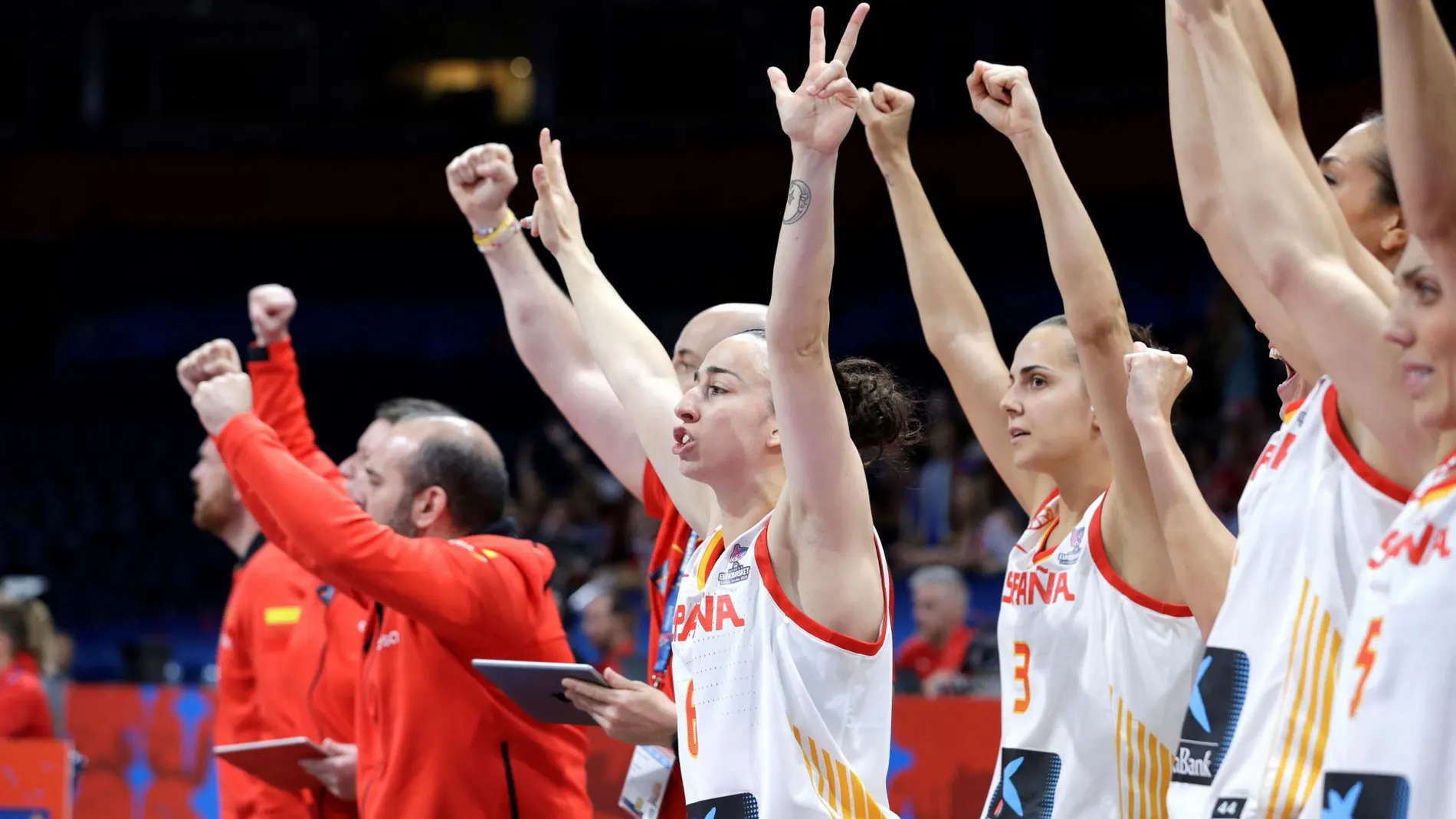 El banquillo de España celebra la victoria frente a Rusia en cuartos del Eurobasket