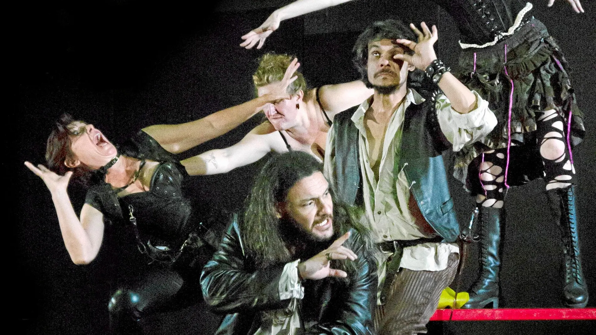 Solo cinco actores componen el reparto de «El diablo cojuelo», que se presenta en el Festival de Almagro. Foto: Alfonso Pazos