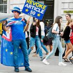 Las protestas contra el Brexit y contra Boris Johnson se suceden en Londres. Ayer, el activista Steve Bray se manifiesta en las inmediaciones de Downing Street / Efe