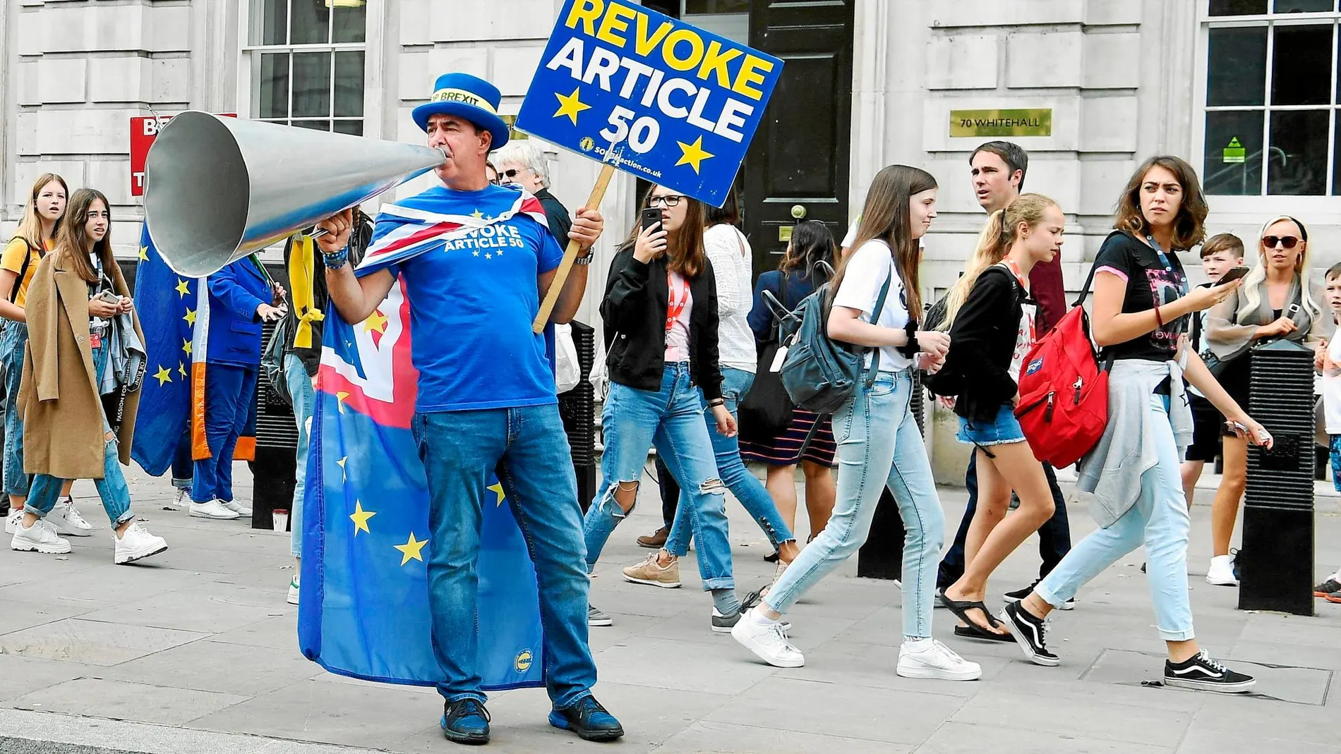 Las protestas contra el Brexit y contra Boris Johnson se suceden en Londres. Ayer, el activista Steve Bray se manifiesta en las inmediaciones de Downing Street / Efe