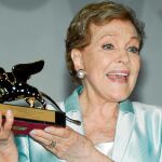Julie Andrews recibió ayer el León de Oro honorífico a toda su carrera durante una ceremonia en el Festival de Venecia