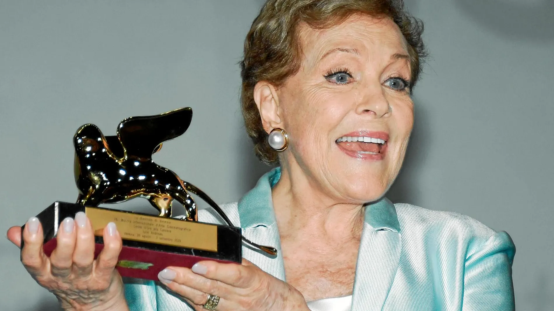 Julie Andrews recibió ayer el León de Oro honorífico a toda su carrera durante una ceremonia en el Festival de Venecia