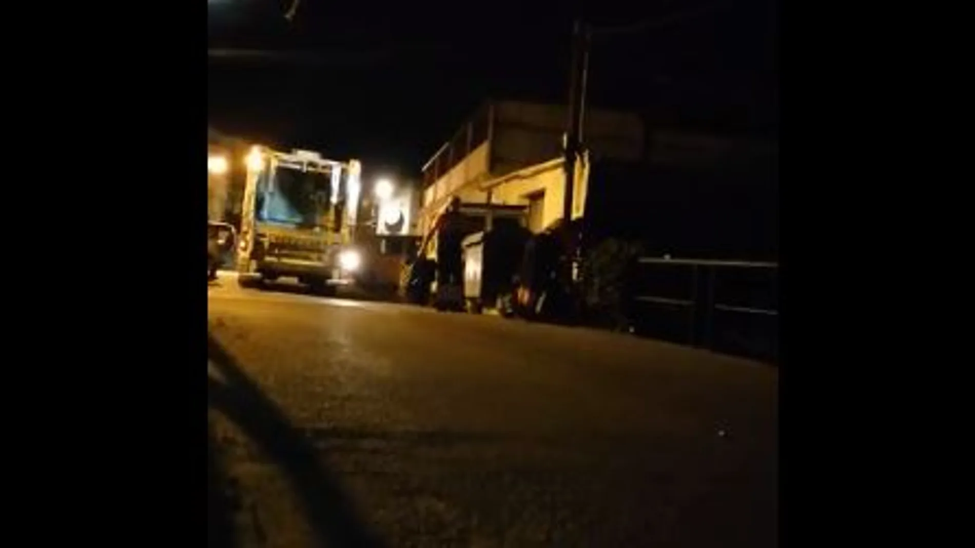 Captura del vídeo en el que “cazaron” a los operarios lanzando la basura