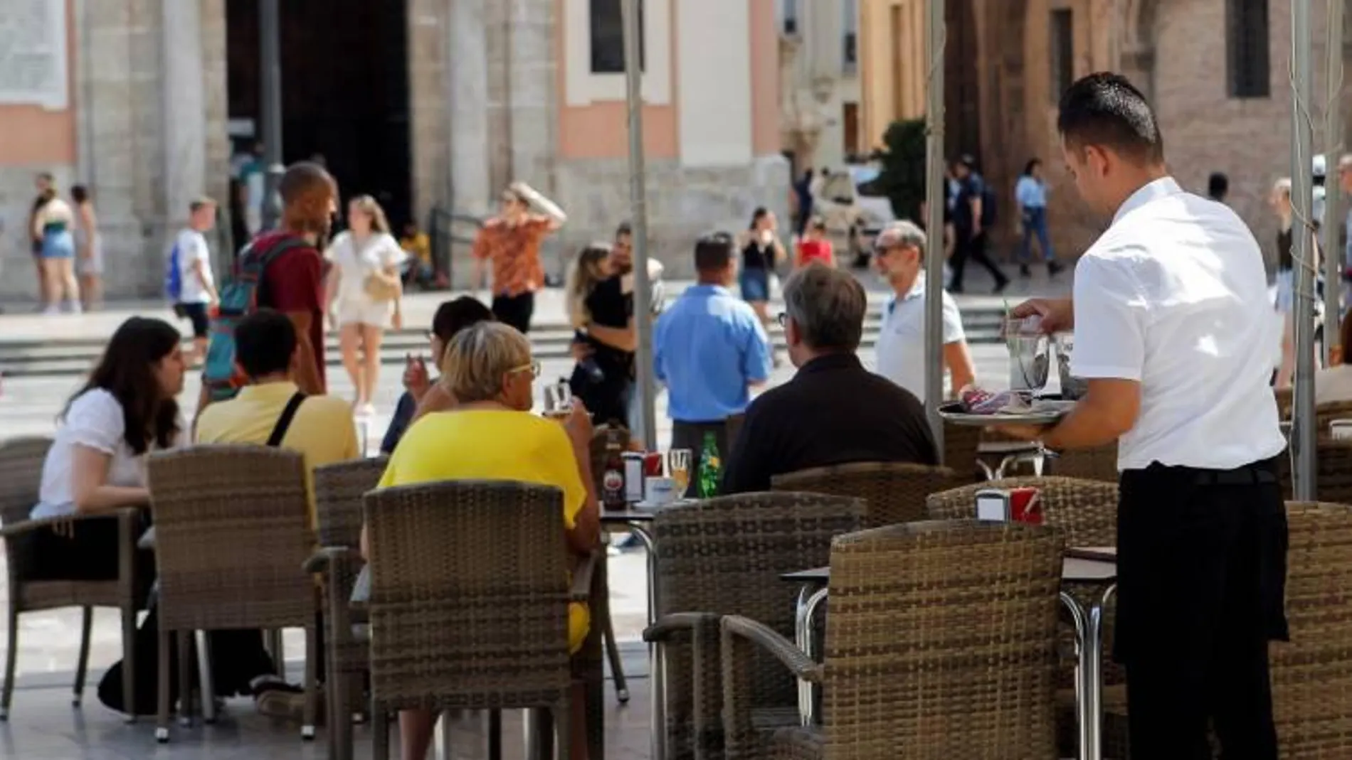 Un camarero atiende una terraza en Valencia
