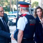 Quim Torra saluda a los Mossos, tras otra noche de violentos disturbios, a su llegada al Parlament de Cataluña