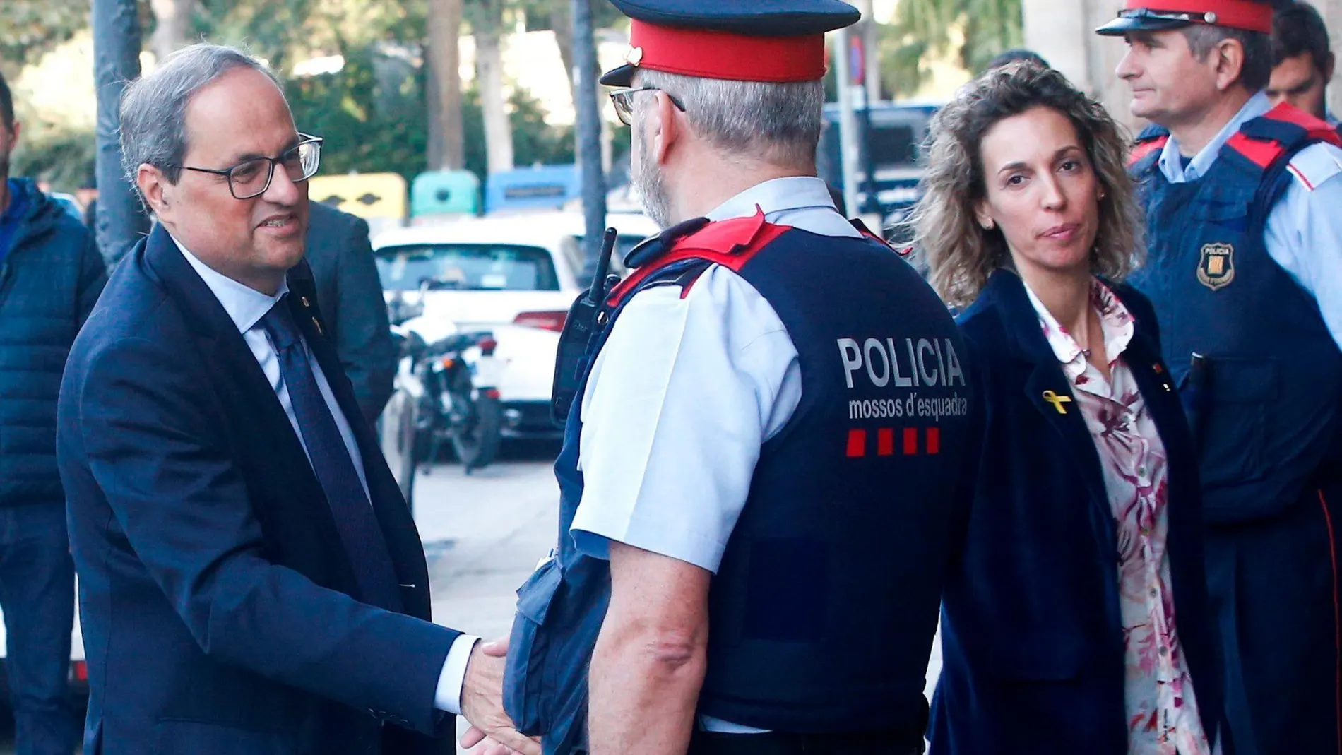 Quim Torra saluda a los Mossos, tras otra noche de violentos disturbios, a su llegada al Parlament de Cataluña