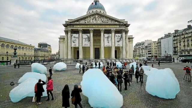 Olafur Eliasson instaló en diferentes zonas de Londres bloques de hielo traídos de Groenlandia para concienciar sobre el calentamiento global