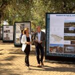 En la imagen, la secretaria general de Vivienda de la Junta de Andalucía, Alicia Martínez, y Antonio Muñoz, teniente de Alcalde Delegado del Hábitat Urbano, Cultura y Turismo en la exposición del pasado viernes “COAS Arquitectura &amp; Sociedad 2019” / Foto: Manuel Olmedo
