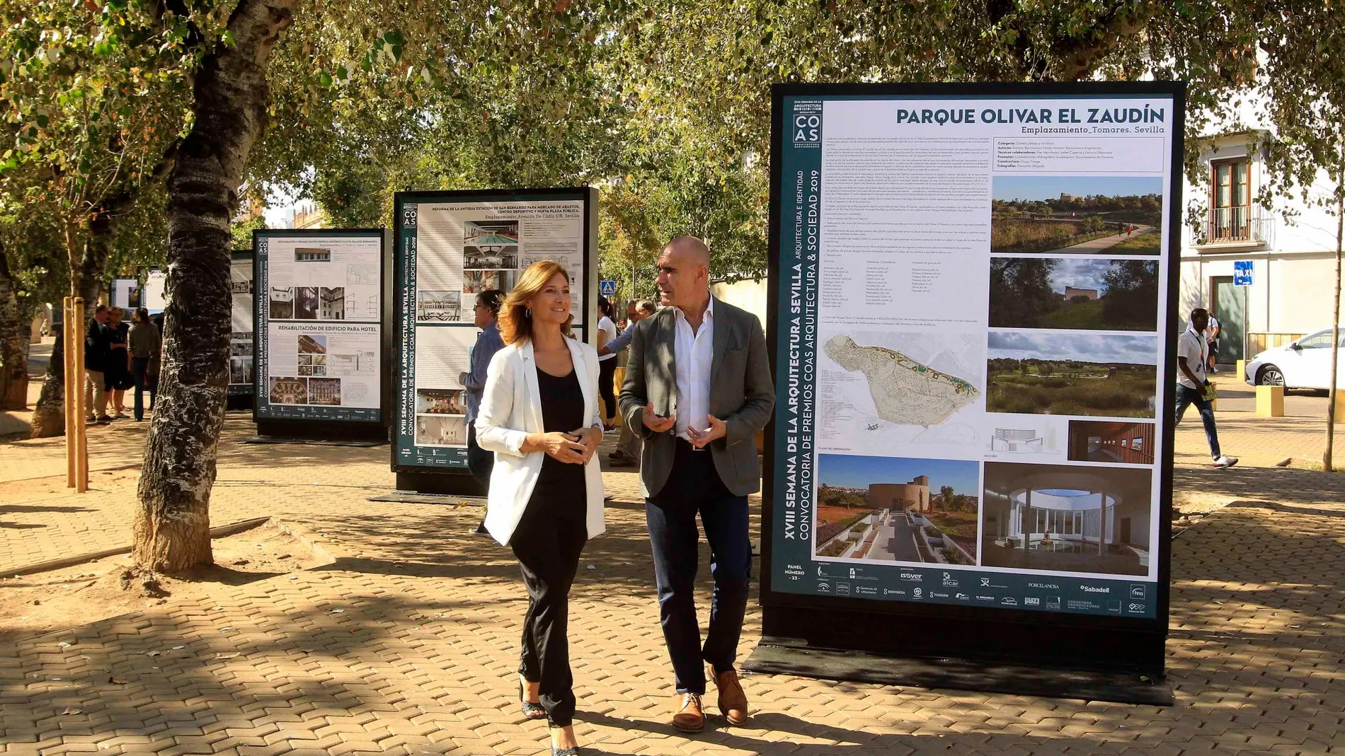 En la imagen, la secretaria general de Vivienda de la Junta de Andalucía, Alicia Martínez, y Antonio Muñoz, teniente de Alcalde Delegado del Hábitat Urbano, Cultura y Turismo en la exposición del pasado viernes “COAS Arquitectura &amp; Sociedad 2019” / Foto: Manuel Olmedo