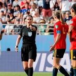 La árbitro, Katalin Kulcsar,señala penalti a las jugadoras de la selección española para las estadounidenses durante el partido de los octavos de final del Mundial de Francia 2019