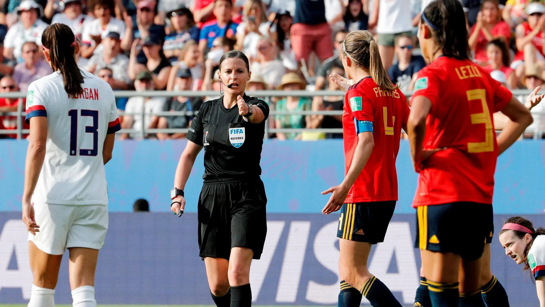 La árbitro, Katalin Kulcsar,señala penalti a las jugadoras de la selección española para las estadounidenses durante el partido de los octavos de final del Mundial de Francia 2019