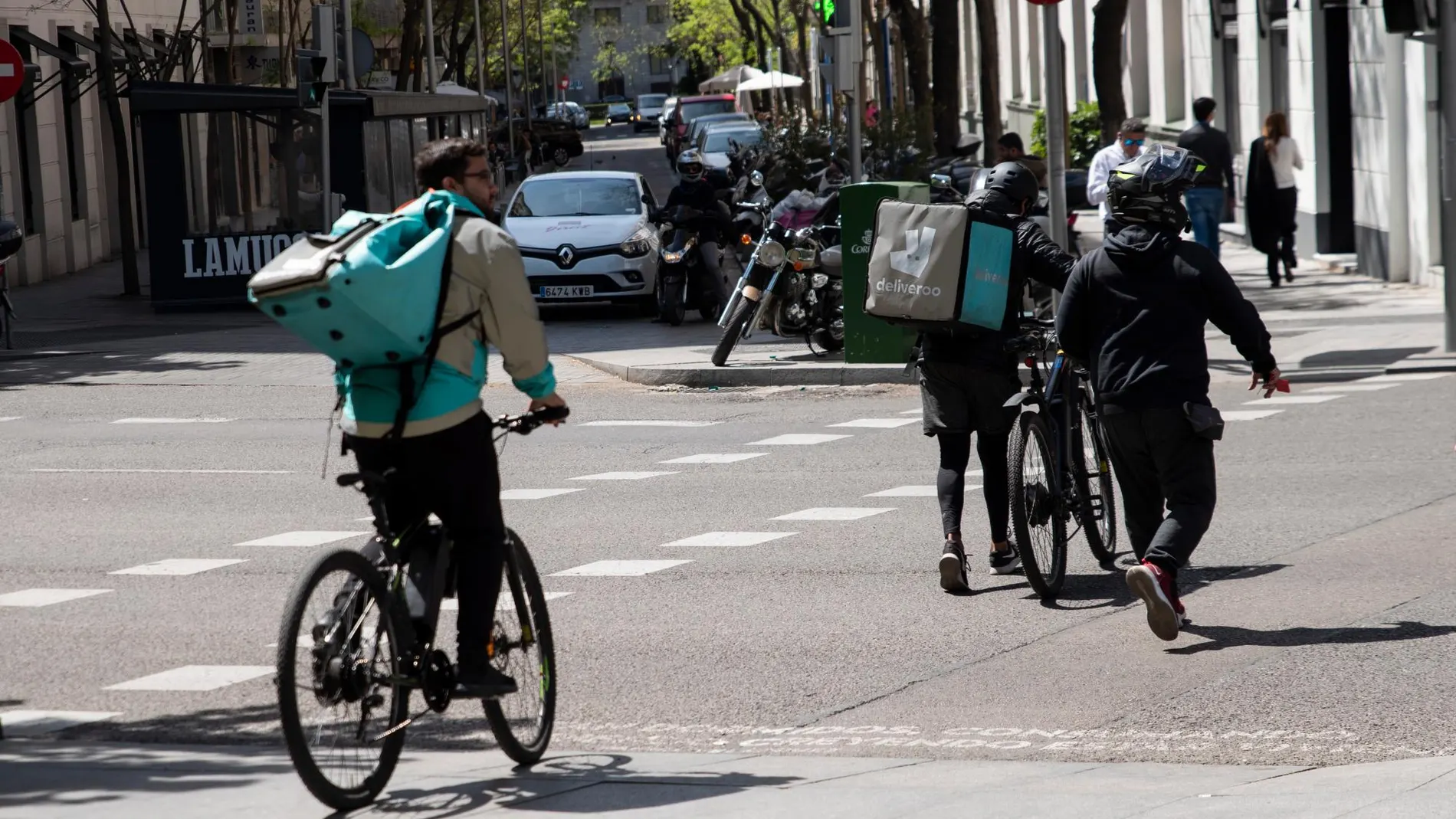 “Riders” de Deliveroo y Glovo en Madrid. (Fotos: David Jar)